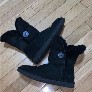 UGG Bailey button